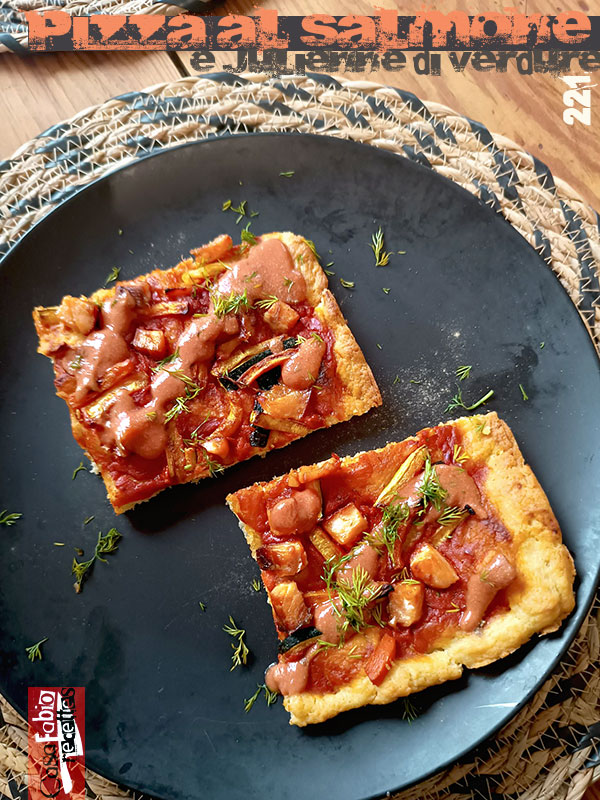 Pizza al salmone e julienne di verdure