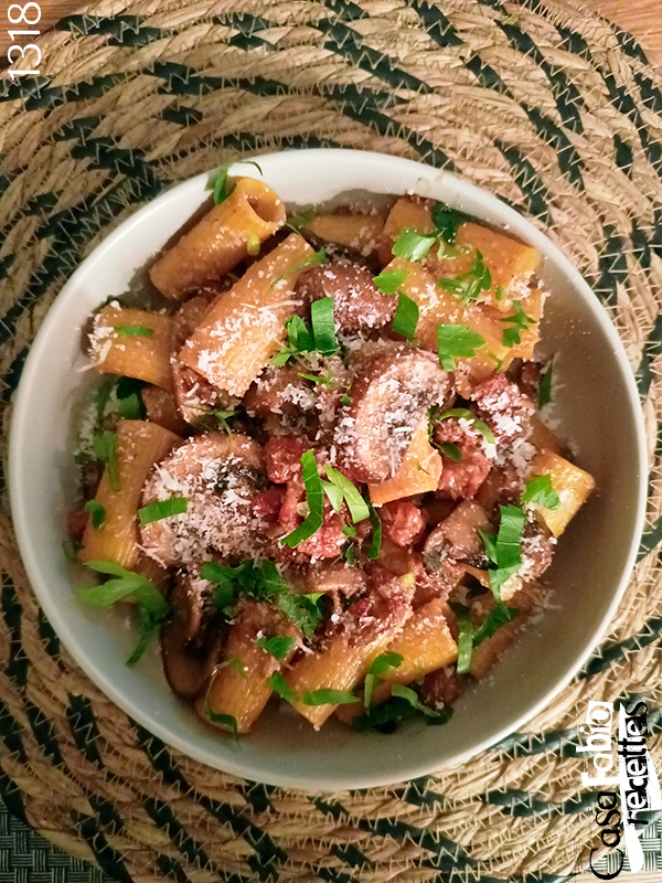 Pasta con le funghi e salsiccia
